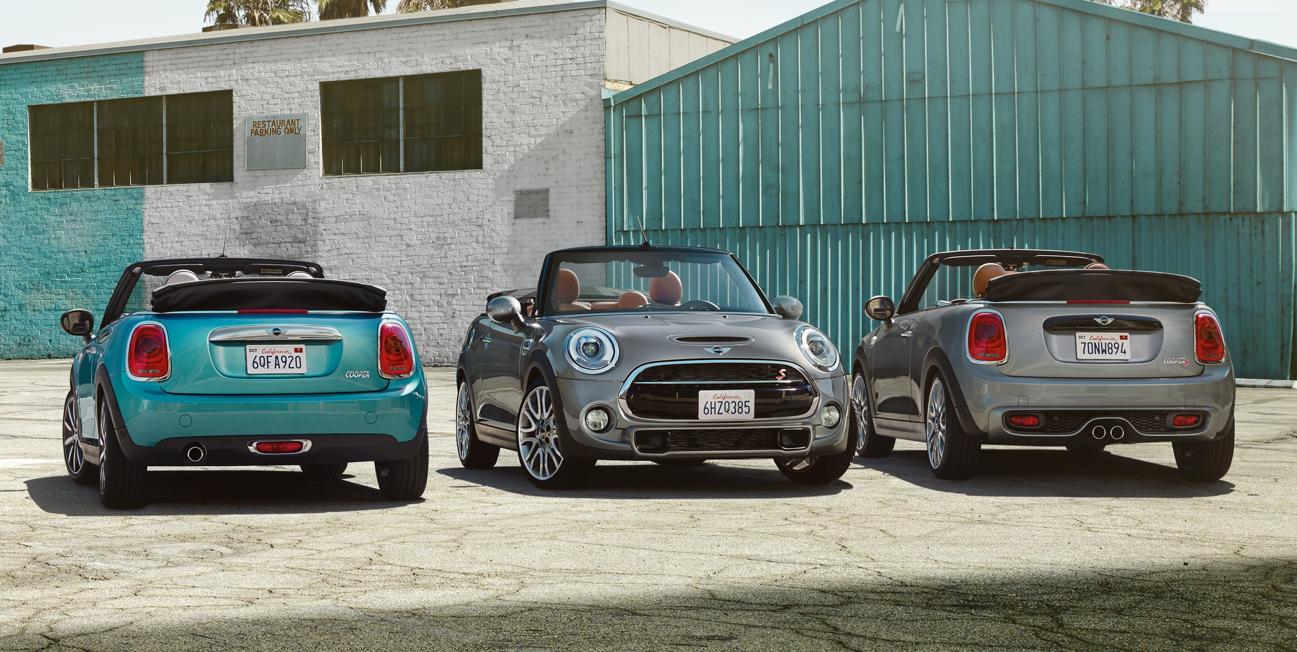 Trei automobile MINI în faţa unei fabrici Trei automobile MINI în faţa unei fabrici